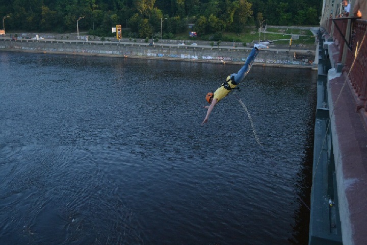 Полет: роупджампинг, Пешеходный мост